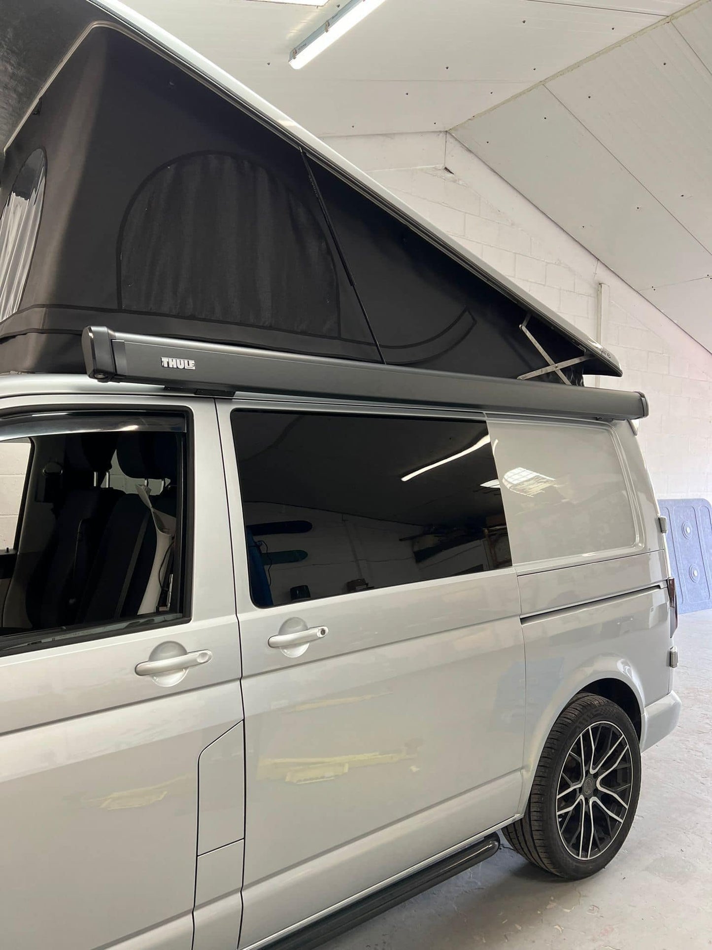THULE 4200 (White/Silver/Black)