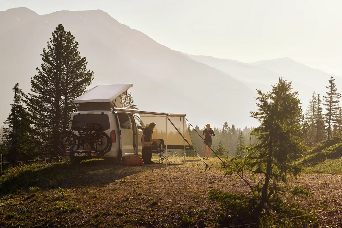 THULE 4200 (White/Silver/Black) Relive Campers